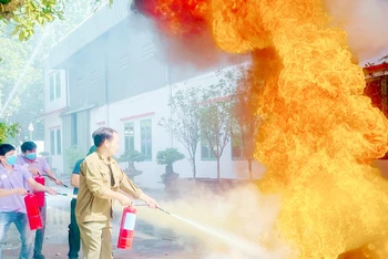 Huyện Thanh Trì tổ chức diễn tập chữa cháy. 