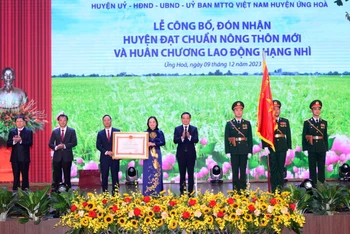 Phó Thủ tướng Chính phủ Trần Lưu Quang trao Huân chương Lao động hạng Nhì cho huyện Ứng Hòa. 