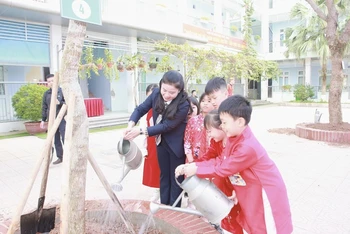 Tết trồng cây tại Trường Tiểu học Nhân Chính, quận Thanh Xuân. (Ảnh: Hồng Thái)