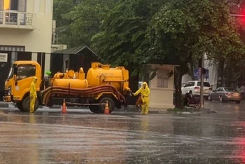 Công nhân Công ty Thoát nước Hà Nội và phương tiện ứng trực tại các điểm thường xảy ra úng ngập.