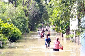 Nhiều khu vực tại huyện Chương Mỹ bị ngập úng trong những ngày qua.