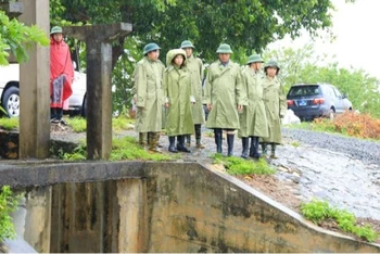 Ban Chỉ huy Phòng chống thiên tai và tìm kiếm cứu nạn thành phố Hà Nội kiểm tra công tác phòng chống bão số 3 tại huyện Quốc Oai. 