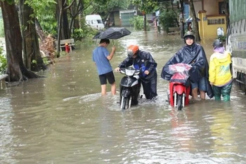 Ngập úng tại phố Nhuệ Giang. Ảnh: Văn Hải