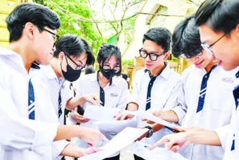 Thí sinh kiểm tra lại số báo danh tại điểm thi Trường trung học phổ thông Việt Đức (Hoàn Kiếm, Hà Nội). (Ảnh THÀNH ĐẠT)