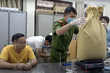 Cơ quan chức năng giám định các mẫu ma túy chứa ở các vỏ bao xi-măng trong chuyên án 103H.