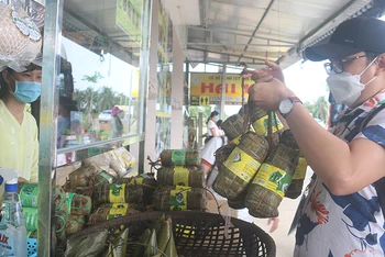 Bánh tét ba màu Trà Cuôn được người tiêu dùng ưa chuộng.