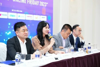 Đại diện Ban tổ chức trả lời câu hỏi trong buổi họp báo.