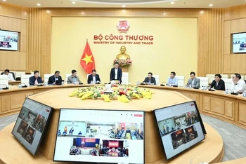 Bộ trưởng Công thương Nguyễn Hồng Diên chủ trì một cuộc họp của Bộ Công thương.
