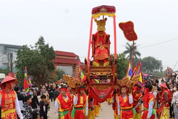 Đoàn rước kiệu từ đền Kinh Dương Vương ra Lăng Kinh Dương Vương.