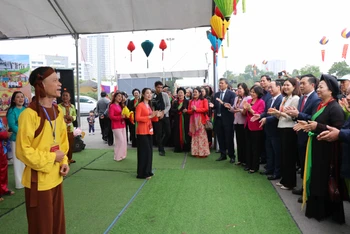 Các đại biểu tham quan các nội dung trình diễn di sản Bài Chòi của đoàn Quảng Nam.