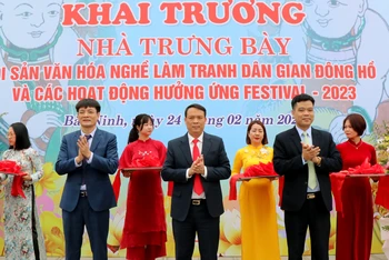 Cắt băng khánh thành Nhà trưng bày di sản văn hóa nghề làm tranh dân gian Đông Hồ.