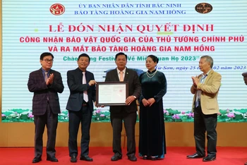 Lãnh đạo UBND tỉnh Bắc Ninh trao Quyết định công nhận Bảo vật quốc gia Thạp đồng văn hóa Đông Sơn của Thủ tướng Chính phủ cho đại diện Bảo tàng Hoàng gia Nam Hồng.