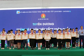 Trao bằng khen tuyên dương "Dũng sĩ nghìn việc tốt".