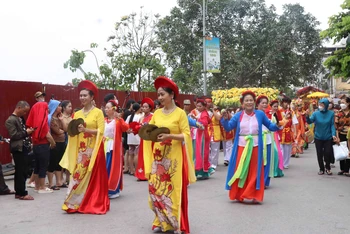 Hàng nghìn người tham gia đoàn rước.