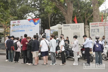 Dòng người xếp hàng tham quan triển lãm tương tác tại Báo Nhân Dân.