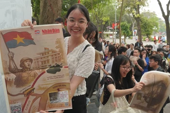 Niềm vui của những độc giả đầu tiên nhận được phụ san sáng 26/4.