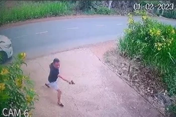 Đối tượng Nguyễn Hiếu Nghĩa dùng súng bắn vào nhà anh Sang. (Hình cắt từ clip)