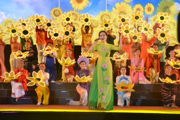 Ca sĩ Khánh Ngọc biểu diễn trong chương trình.