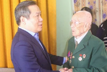 Bí thư Tỉnh ủy Quảng Bình Vũ Đại Thắng chúc Tết đồng chí Đinh Hùng Thái, đảng viên 74 năm tuổi Đảng ở thành phố Đồng Hới dịp Tết Quý Mão 2023.