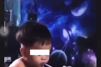 Hình ảnh em bé bên các dụng cụ nghi là để sử dụng chất kích thích (Ảnh cắt từ clip).