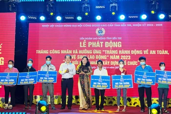 Lãnh đạo tỉnh Bến Tre trao bảng tượng trưng hỗ trợ xây dựng nhà tình thương cho đoàn viên công đoàn thuộc hộ nghèo khó khăn về nhà ở.