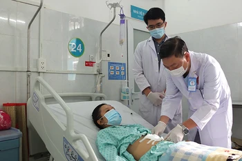 Các bác sĩ kiểm tra vết thương sau phẫu thuật.