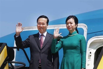Chủ tịch nước Võ Văn Thưởng và Phu nhân đến sân bay quốc tế Vienna, Thủ đô Vienna, bắt đầu chuyến thăm chính thức Cộng hòa Áo. Ảnh: Thống Nhất/TTXVN