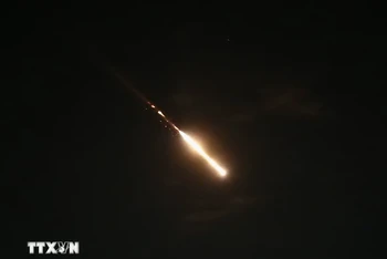 Hệ thống phòng không Iron Dome (Vòm Sắt) của Israel được kích hoạt tại Jerusalem để đánh chặn máy bay không người lái (UAV) và tên lửa từ Iran tối 13/4. (Ảnh: THX/TTXVN)