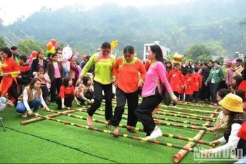 Hội Roóng Poọc diễn ra đúng vào ngày Thìn đầu tiên của năm Âm lịch.