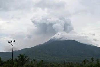 Tro bụi phun lên từ núi lửa Lewotobi Laki-Laki ở Đông Flores, tỉnh Đông Nusa Tenggara (Indonesia) hồi tháng trước. (Ảnh: THX/TTXVN)