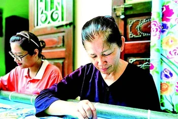 Các sản phẩm thêu ren Văn Lâm ngày càng được đổi mới, đáp ứng thị hiếu của du khách. (Ảnh SỞ DU LỊCH NINH BÌNH)