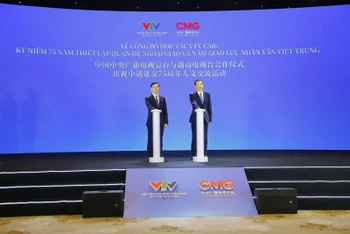 Đại diện VTV và CMG bấm nút khởi động hoạt động hợp tác truyền thông.
