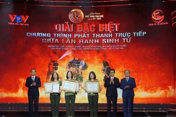 Trao giải Đặc biệt cho nhóm tác giả thực hiện tác phẩm “Giữa làn ranh sinh tử” của đơn vị Phát thanh Công an nhân dân.