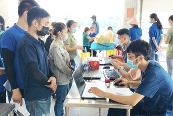 Tiêm vaccine phòng Covid-19 mũi 4 cho người dân, công nhân lao động tại Bình Dương.