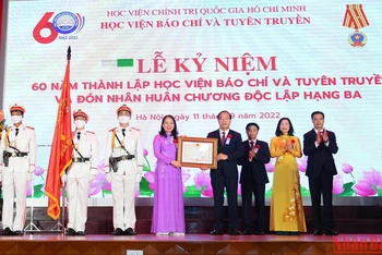 Thay mặt lãnh đạo Đảng và Nhà nước, Phó Chủ tịch nước Võ Thị Ánh Xuân trao tặng Huân chương Độc lập hạng Ba cho Học viện Báo chí và Tuyên truyền.