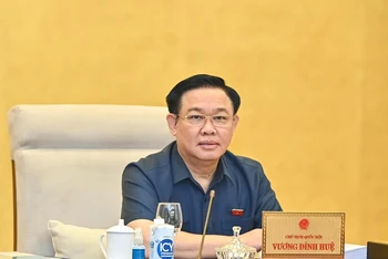 Chủ tịch Quốc hội Vương Đình Huệ phát biểu ý kiến tại phiên họp.