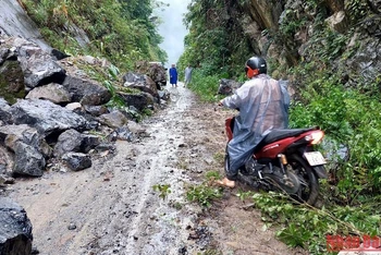 Trưa nay, tuyến đường vào vùng đồng bào Rục được lưu thông tạm thời.