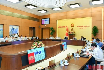 Các thành viên Ủy ban Thường vụ Quốc hội cho ý kiến về Bộ nhận diện Quốc hội trong phiên họp sáng 12/10.