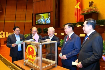 Lãnh đạo Đảng, Nhà nước và đại biểu Quốc hội bỏ phiếu miễn nhiệm Tổng Kiểm toán nhà nước, phê chuẩn việc miễn nhiệm Bộ trưởng Giao thông vận tải nhiệm kỳ 2021-2026. (Ảnh: THỦY NGUYÊN)