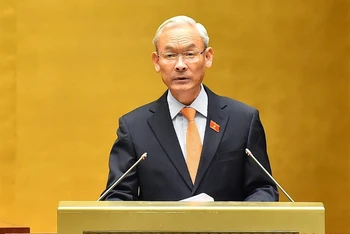 Chủ nhiệm Ủy ban Tài chính, Ngân sách của Quốc hội Nguyễn Phú Cường trình bày Báo cáo thẩm tra dự án Luật Giá (sửa đổi) trong phiên họp chiều 2/11. Ảnh: THỦY NGUYÊN