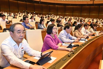 Quốc hội biểu quyết thông qua Luật sửa đổi, bổ sung một số điều của Luật Tần số vô tuyến điện. Ảnh: ĐĂNG KHOA
