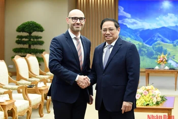 Thủ tướng Phạm Minh Chính tiếp Tổng thư ký Tòa trọng tài thường trực Marcin Czepelak. (Ảnh: TRẦN HẢI)