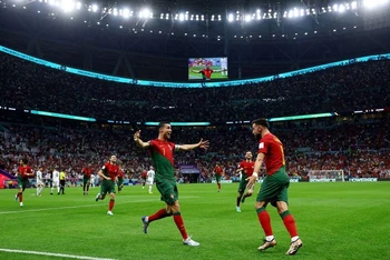 Cristiano Ronaldo và Bruno Fernandes ăn mừng bàn thắng mở tỷ số trong trận gặp Uruguay. (Ảnh: Reuters)