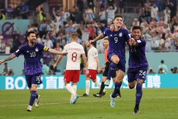 Lionel Messi và đồng đội ăn mừng bàn thắng thứ 2 trong trận đấu với Ba Lan. (Ảnh: Reuters)