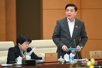 Tổng Thư ký Quốc hội, Chủ nhiệm Văn phòng Quốc hội Bùi Văn Cường trình bày báo cáo tại phiên họp chiều 14/12. (Ảnh: DUY LINH)