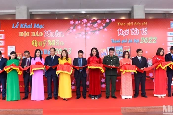 Các đại biểu cắt băng khai mạc Hội báo Xuân Quý Mão - Hà Nội năm 2023. (Ảnh: THÀNH ĐẠT)