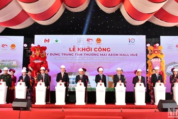 Các đại biểu thực hiện nghi thức khởi công Dự án Trung tâm thương mại Aeon Mall Huế.