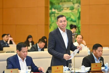 Tổng Kiểm toán nhà nước Ngô Văn Tuấn trình bày Báo cáo tóm tắt về dự thảo Pháp lệnh. (Ảnh: DUY LINH)