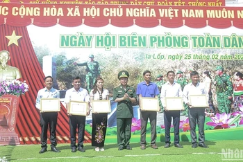 Đại tá Đào Viết Hùng, Chỉ huy trưởng Bộ Chỉ huy Bộ đội Biên phòng tỉnh Đắk Lắk tặng Bằng khen của Ủy ban nhân dân tỉnh cho các tập thể, cá nhân có thành tích xuất sắc trong phòng trào “Toàn dân bảo vệ chủ quyền lãnh thổ, an ninh biên giới quốc gia năm 2022".