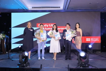 Đại sứ Vương quốc Anh tại Việt Nam Iain Frew (ở giữa), Giám đốc Hội đồng Anh tại Việt Nam Donna McGowan (thứ 2 từ phải sang) và các đại biểu dự chương trình.